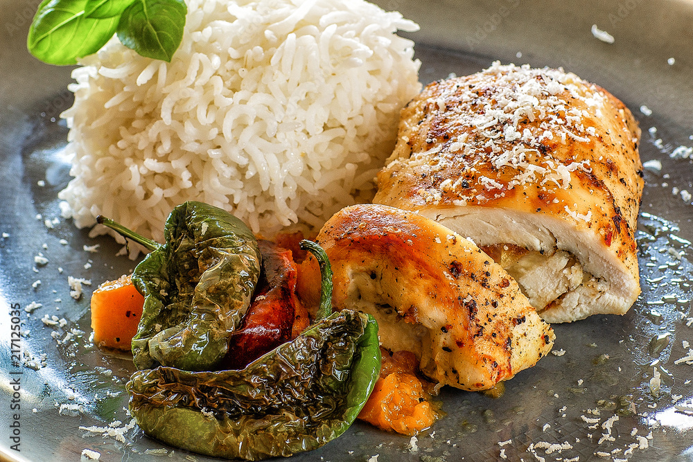 餐食：午餐和晚餐。即食食品。鸡肉卷配米饭和蔬菜