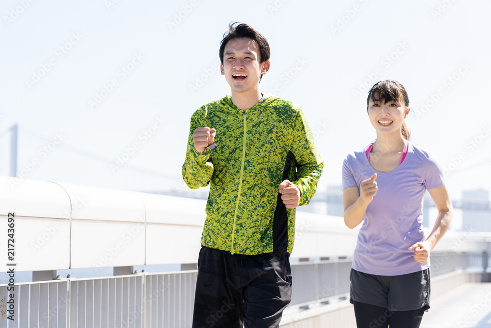 亚洲年轻情侣慢跑