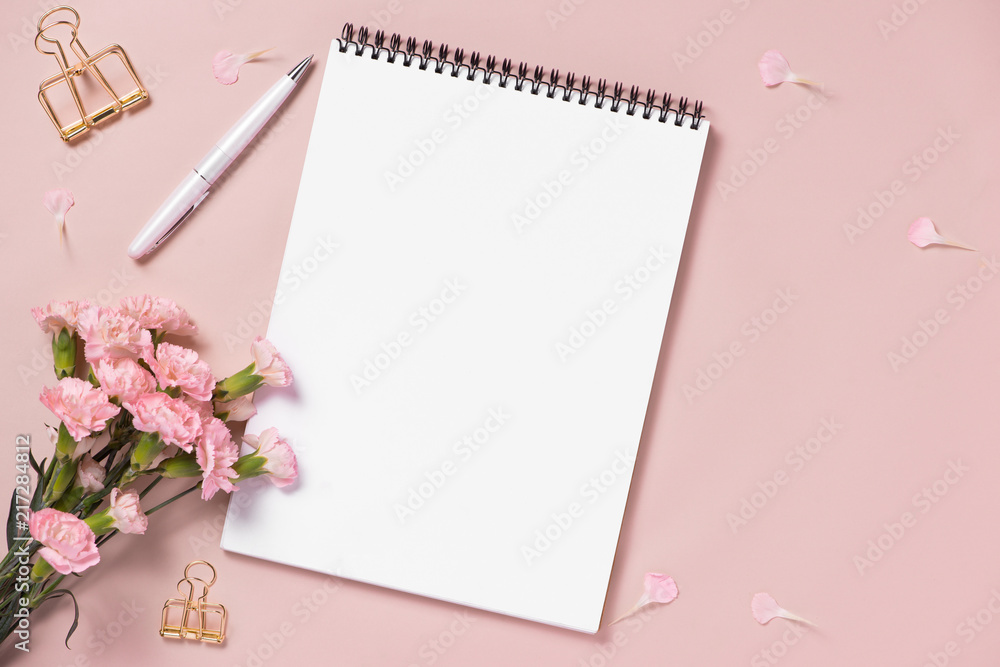 桌面上的俯视笔记簿和鲜花。用于婚礼策划概念