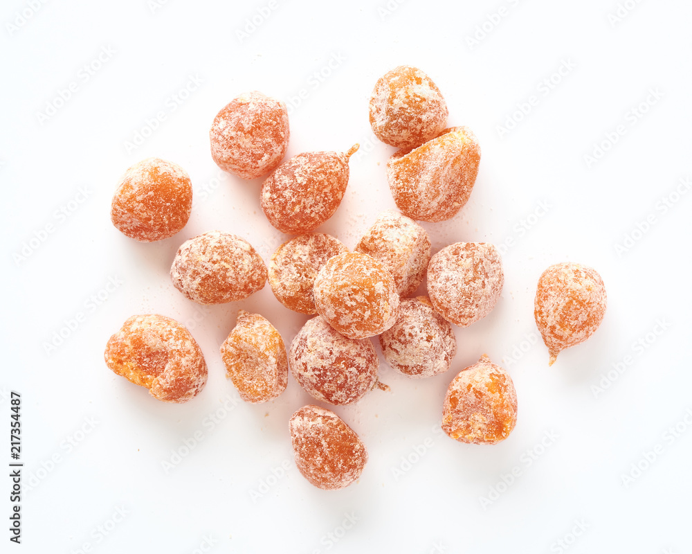 白色背景下分离的糖粉下的干燥甜金桔。俯视图。