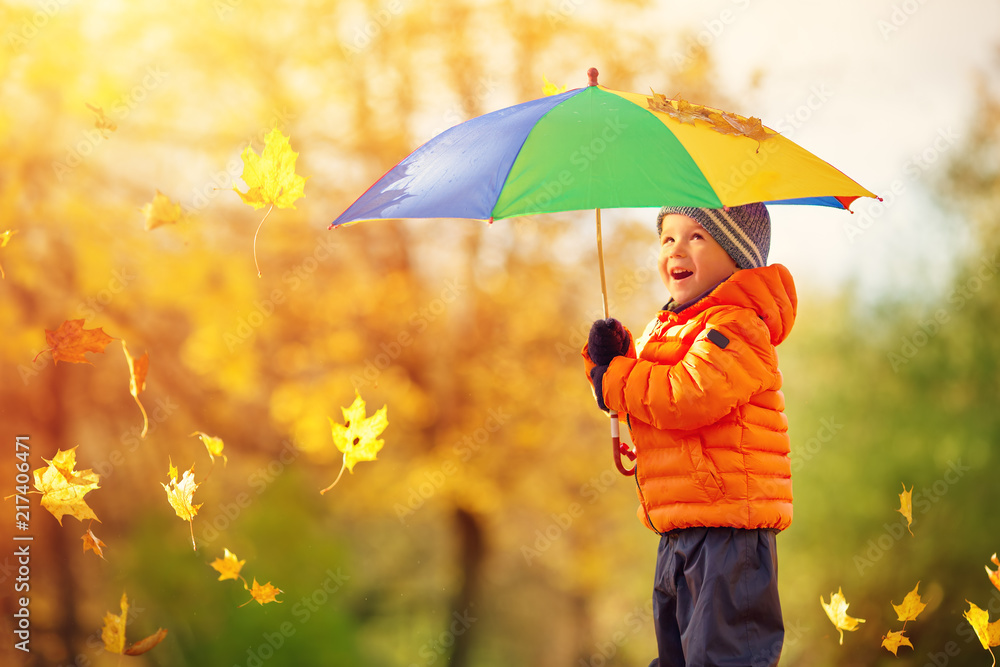 美丽的秋天，孩子撑着伞站着