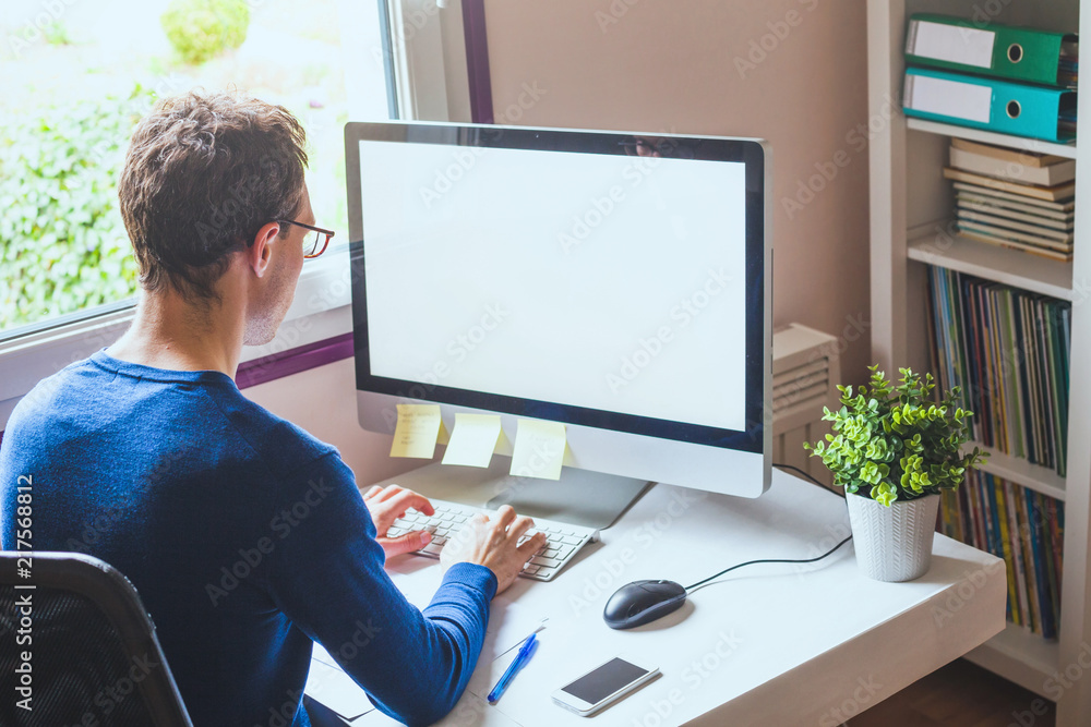 在办公室工作场所背景中使用空白屏幕在计算机上工作的商务人士