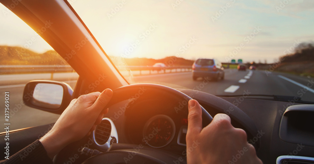 汽车驾驶员的手放在方向盘上，道路行驶，在高速公路上行驶