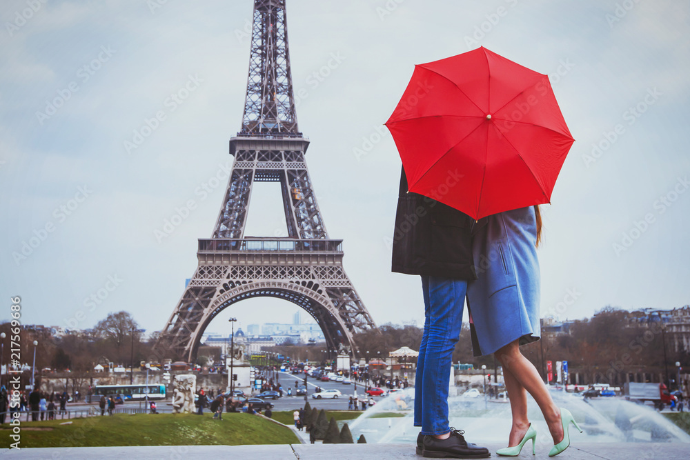 情侣在巴黎的浪漫假期，法国、欧洲的蜜月假期，男女接吻