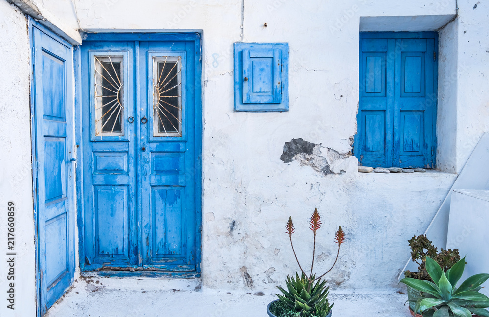 米科诺斯岛旧房子的蓝色旧门窗