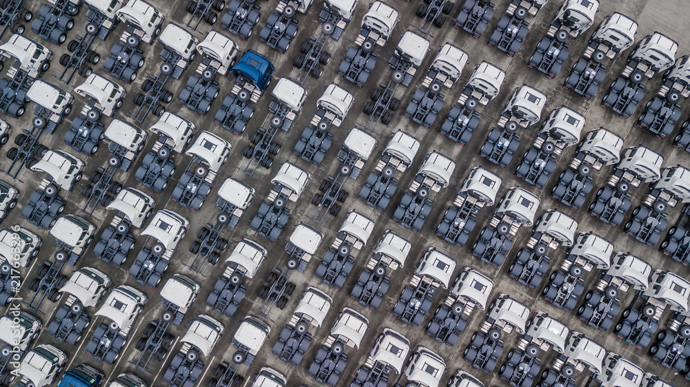 白色货运拖车停车场的俯视图，拖车排队等待救援。