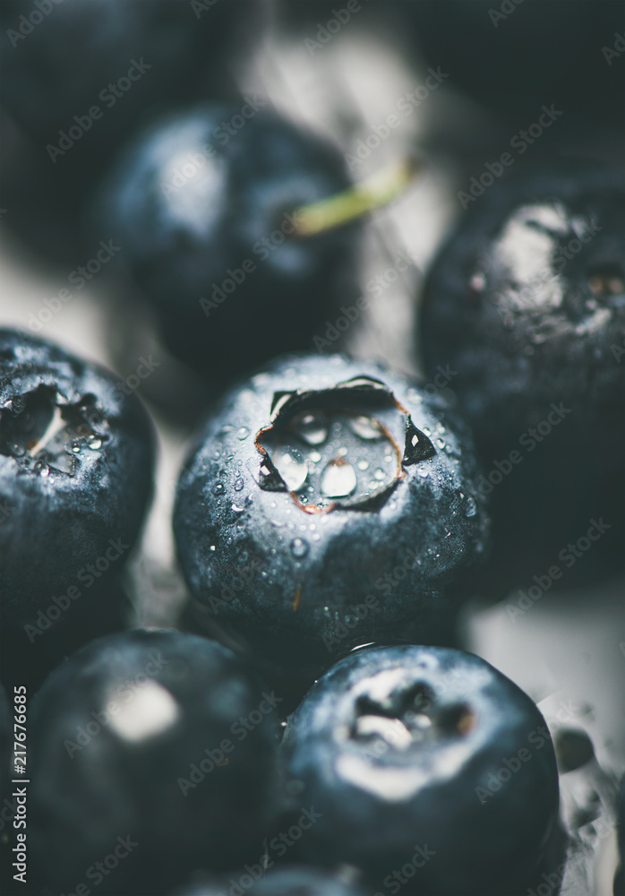 新鲜的蓝莓质地，壁纸和背景。深色背景上潮湿的深色森林蓝莓，s