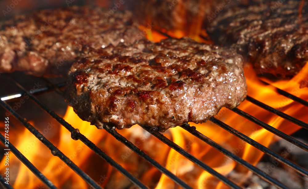 烧烤火焰烤架上的牛肉汉堡