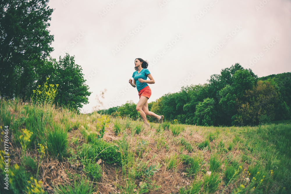 女孩在崎岖的地形上跑步。