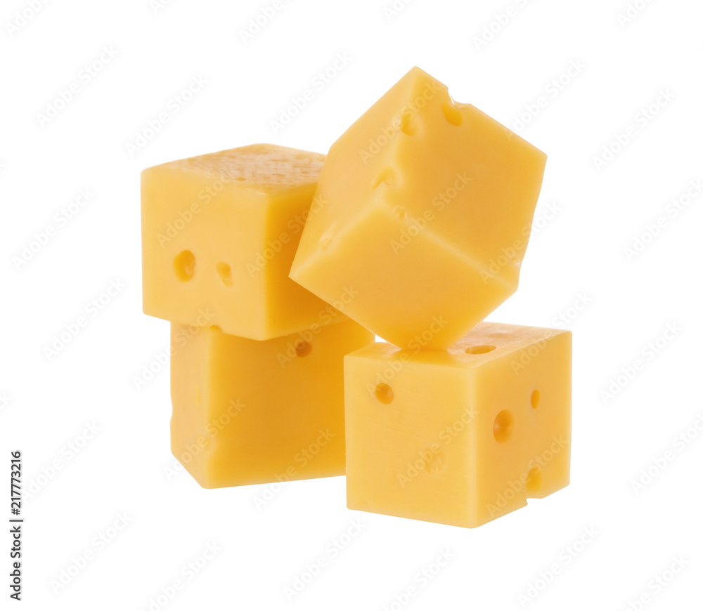 奶酪方块被隔离在白色背景上。带有剪辑路径。