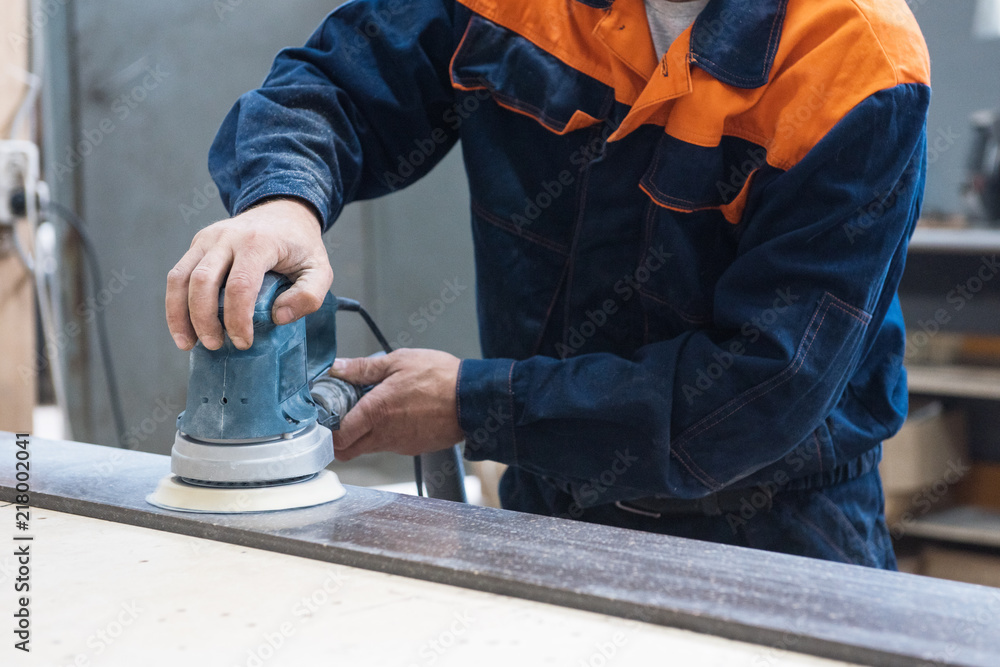 家具生产或工艺概念：工人用pol抛光家具部件的石材表面