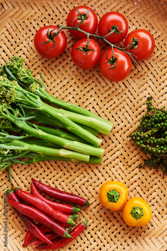 新鲜生蔬菜和竹垫的食品造型背景。