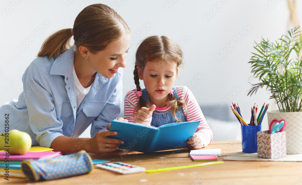 妈妈和孩子女儿在家写作业、看书