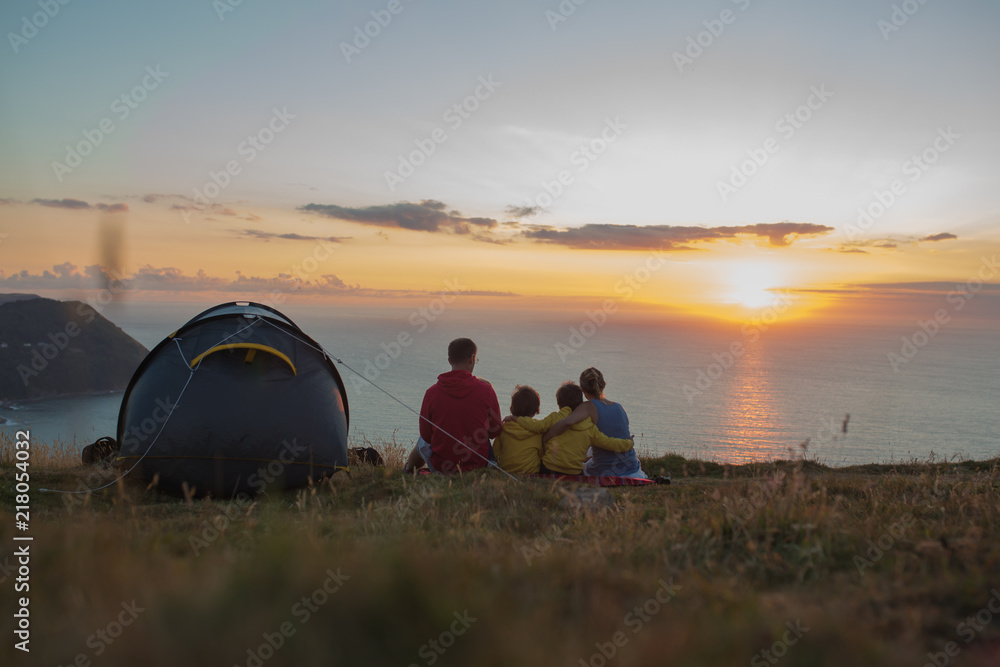 美丽的家庭，在山上露营，在夏日欣赏日落