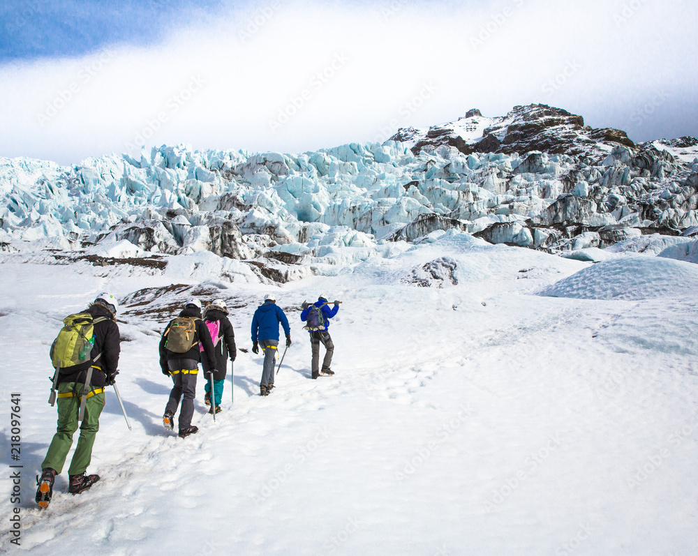 人们徒步攀登冰川