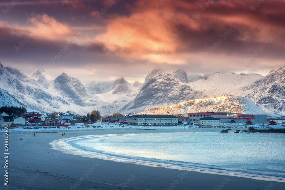美丽的北极沙滩，冬天在挪威罗弗滕群岛日落时，海水湛蓝。风景