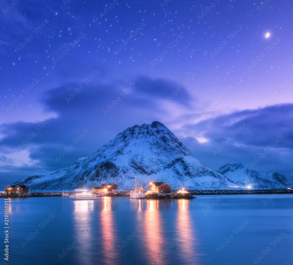 海上码头附近的渔船，背靠雪山，夜晚有月亮的紫色星空