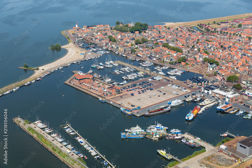 鸟瞰荷兰渔村，有港口、灯塔和居民区