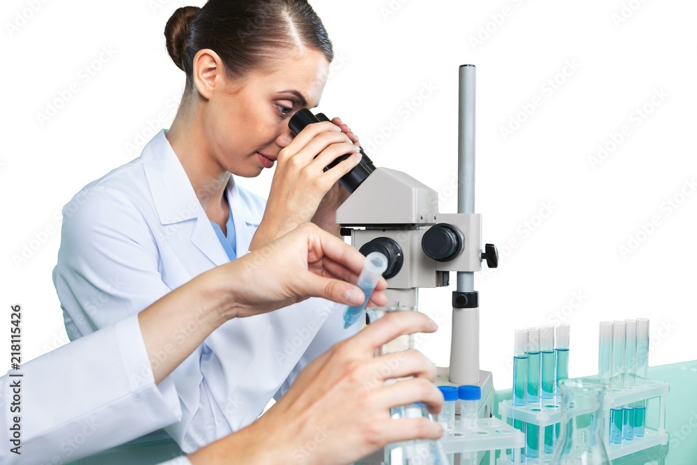 使用显微镜的女科学家/研究员/医生