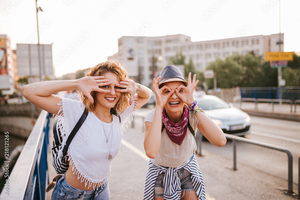 夏天很有趣。两个女孩在城市里玩得很开心。