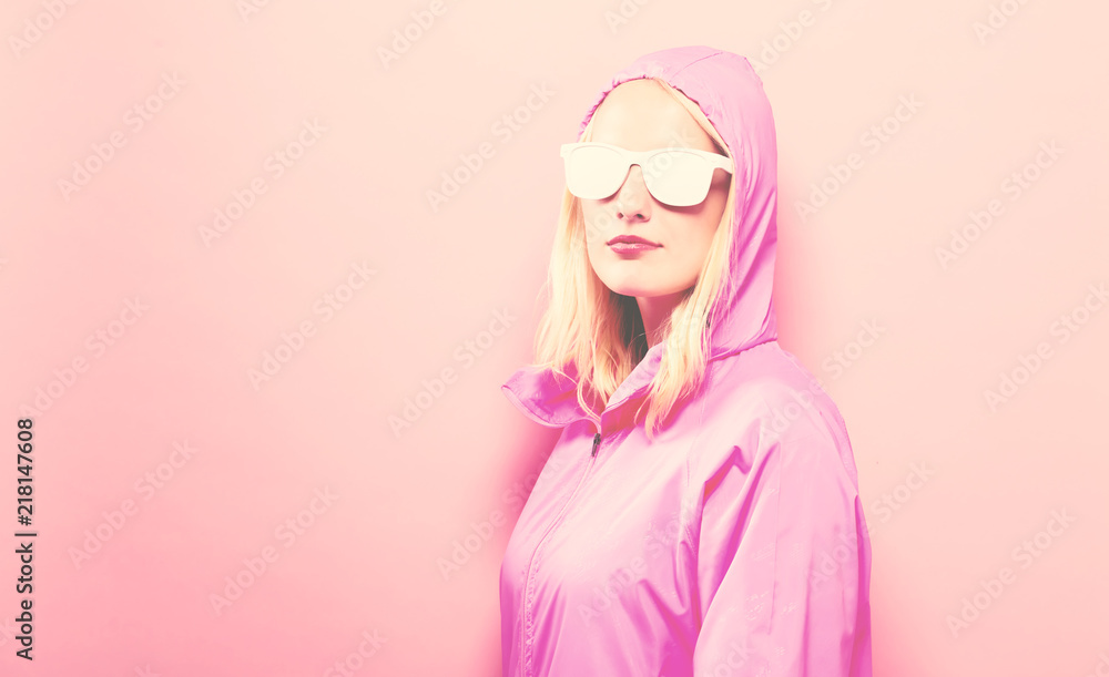 穿着粉色雨衣、戴着粉色太阳镜的时髦女人