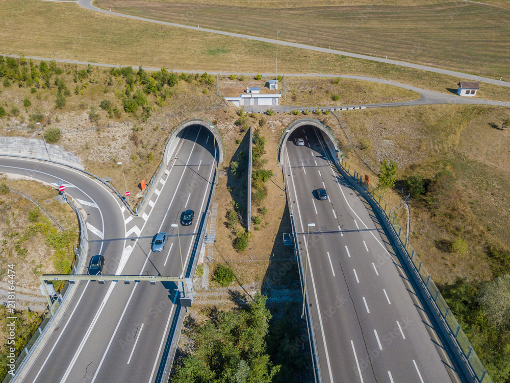 瑞士高速公路隧道入口鸟瞰图