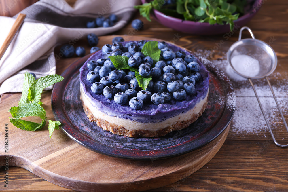 木桌上摆着美味的蓝莓芝士蛋糕
