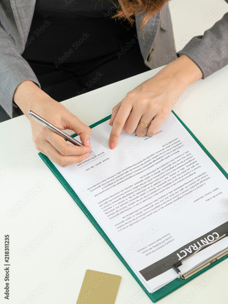 女商人在办公室签署协议合同。
