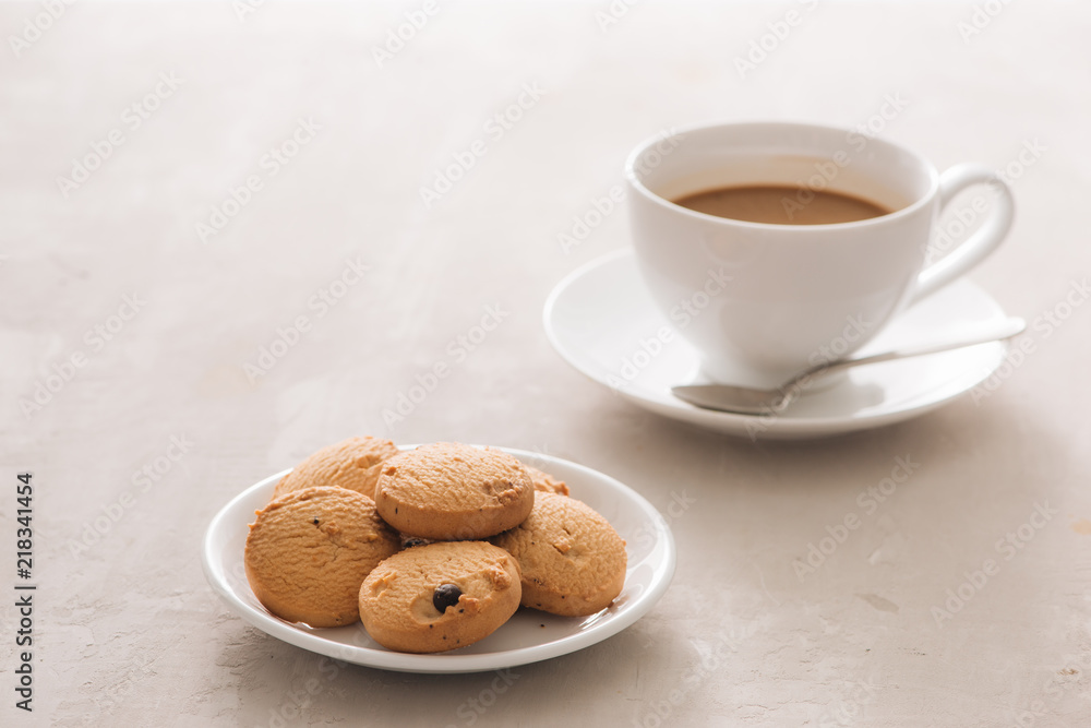 咖啡。新鲜煮好的白瓷杯咖啡俯视特写，配饼干，spoo
