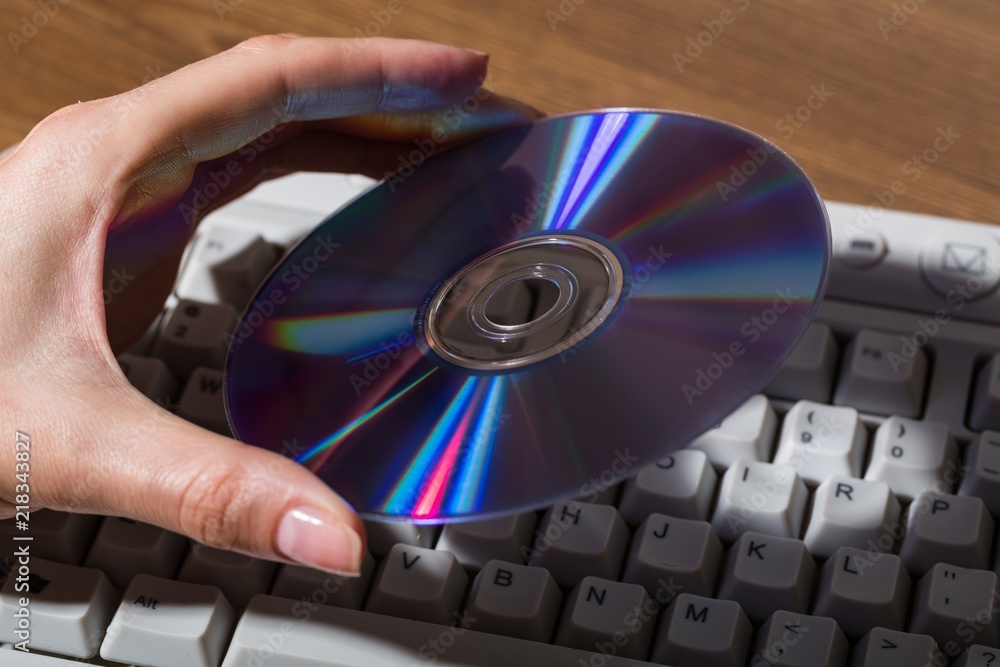 电脑键盘上的手持式CD/DVD
