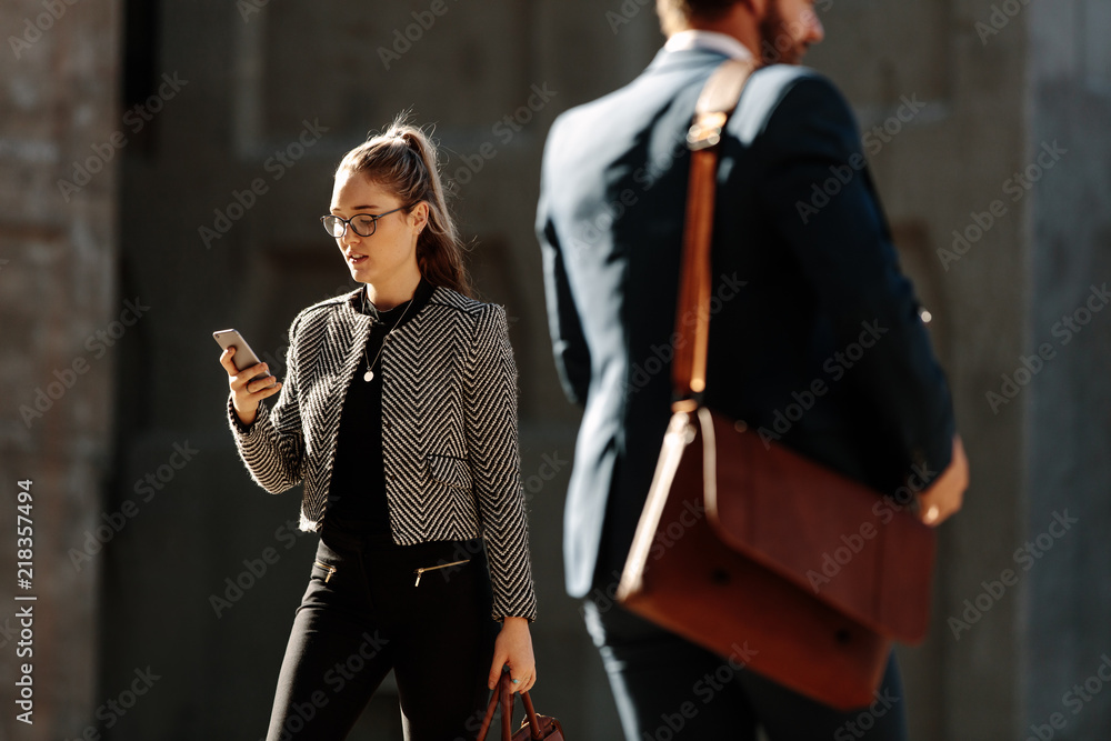 女商人上班时使用手机