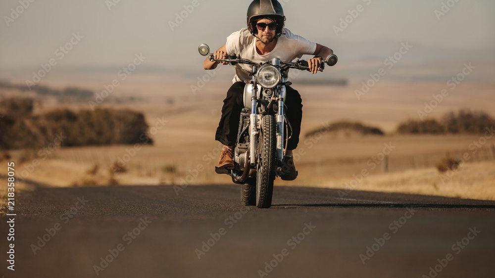 骑快速摩托车的男子