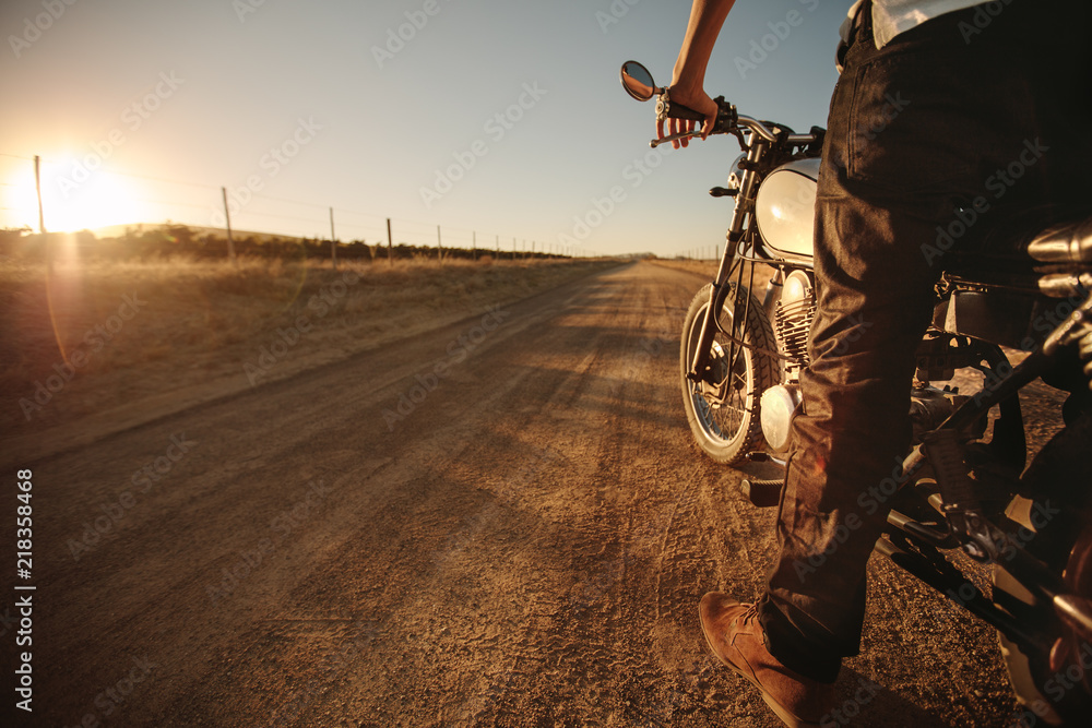 骑自行车的人站在乡村公路上