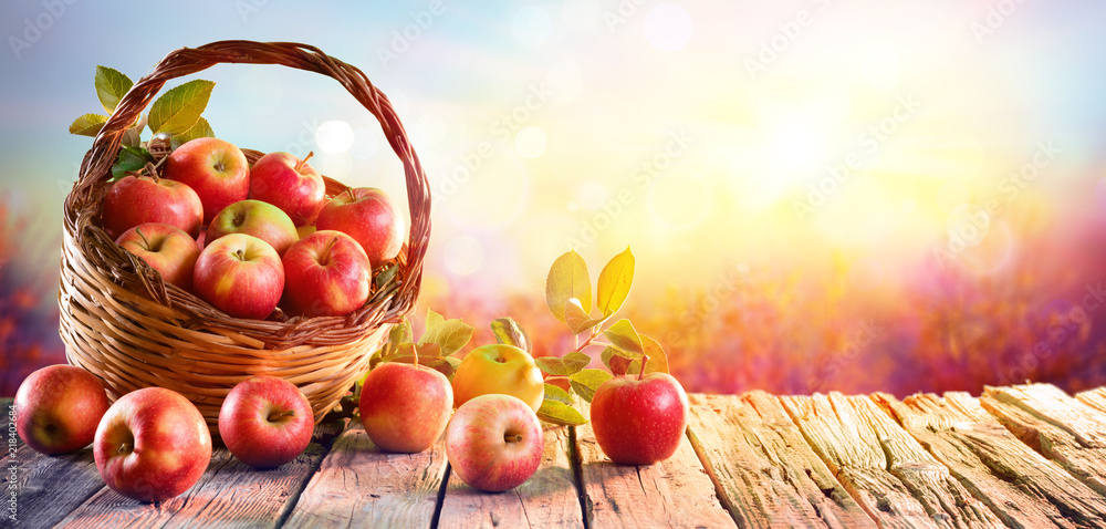 日落时陈桌上篮子里的红苹果
