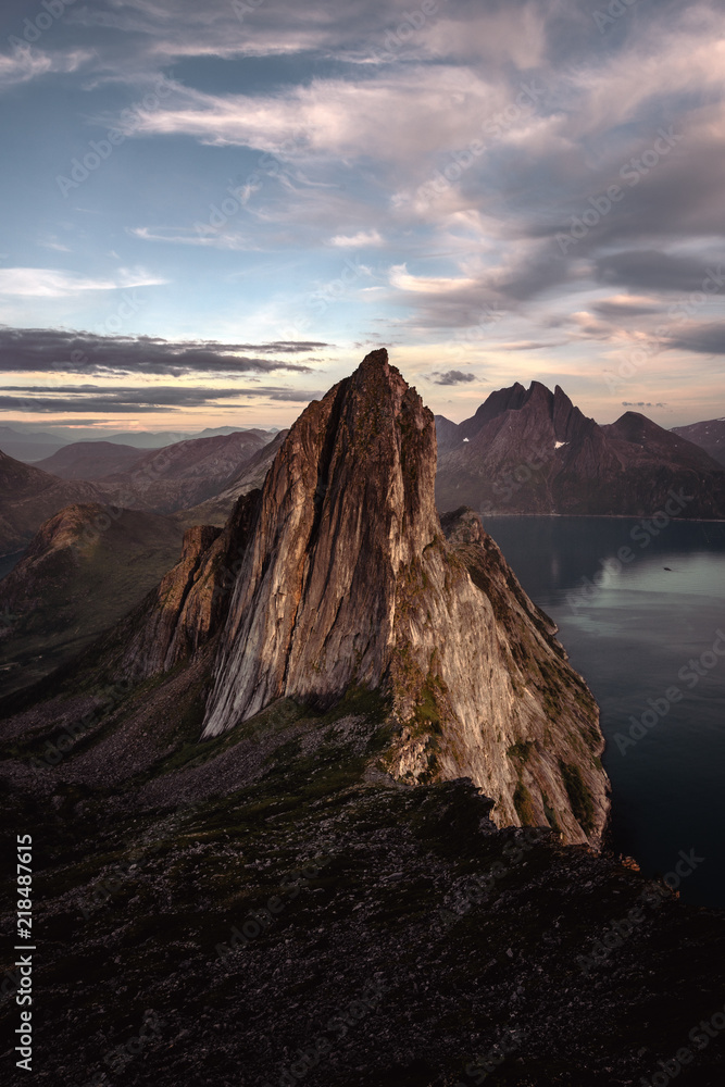 挪威森贾日落时的塞格拉山峰