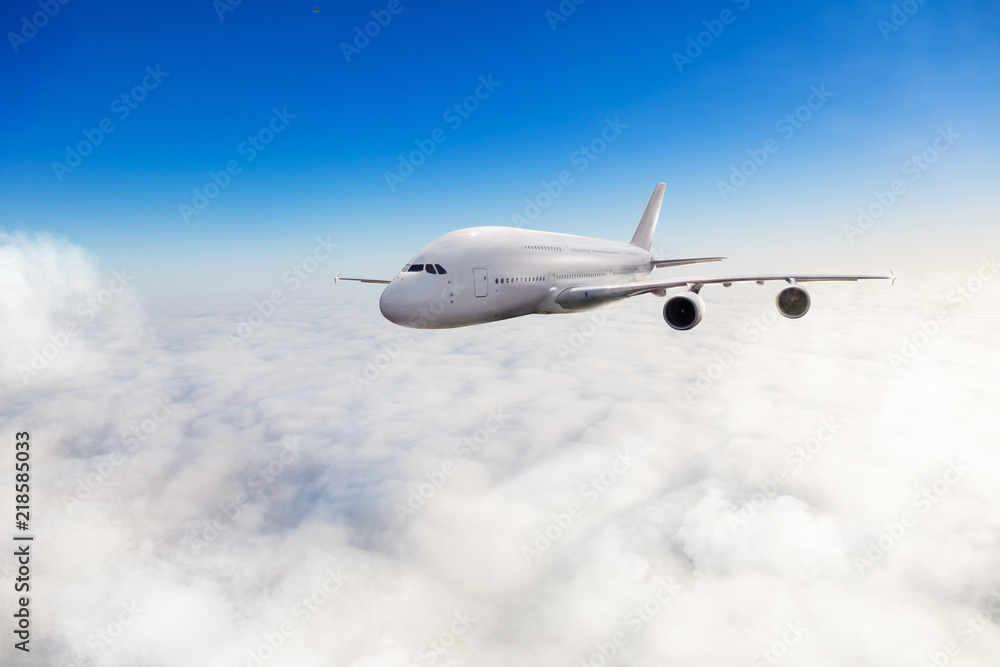 在云上飞行的巨型两层客机