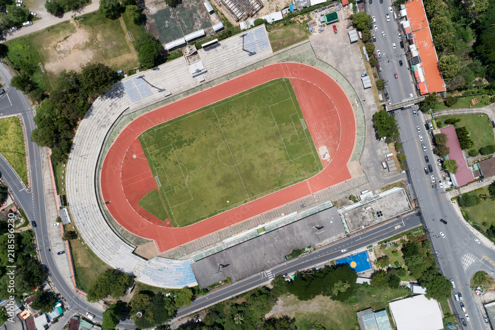 鸟瞰无人机拍摄足球场或足球场俯视图