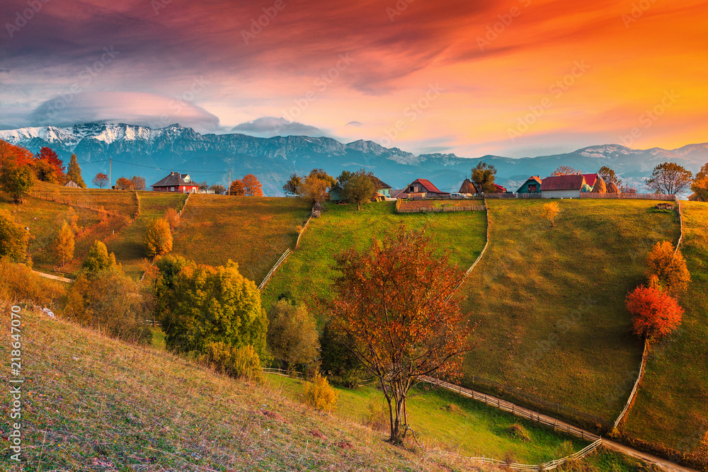 罗马尼亚特兰西瓦尼亚Magura村Brasov附近的秋季高山乡村景观
