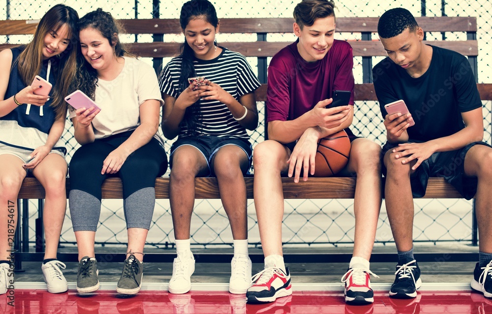 一群年轻的青少年朋友在篮球场上