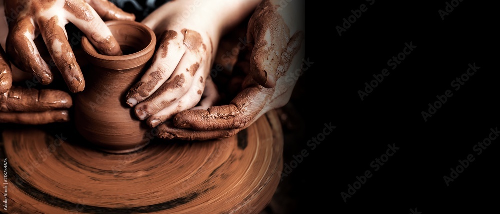 陶工之手制作粘土壶，特写照片