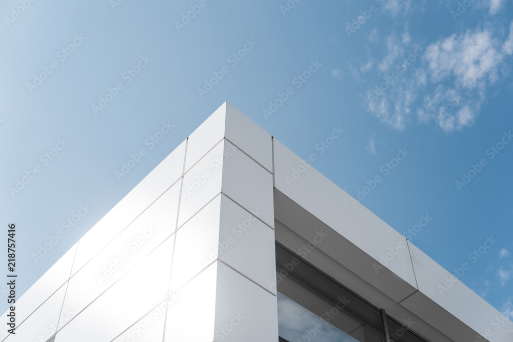 建筑，白色铝立面和铝板衬着蓝天。