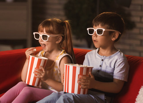 戴着3d眼镜的可爱孩子晚上在沙发上看电影
