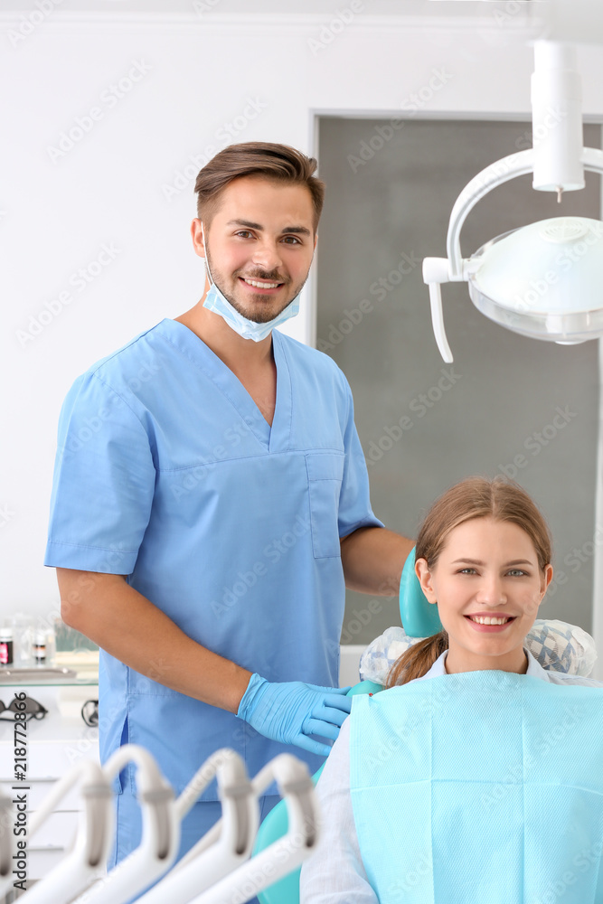 牙医和他的病人在诊所