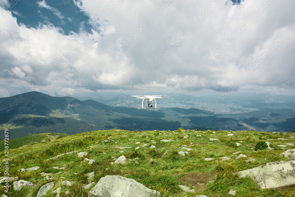山区带数码相机的无人机四旋翼机