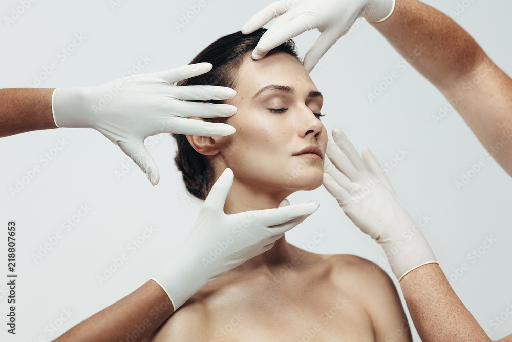 美容医生检查女性面部皮肤