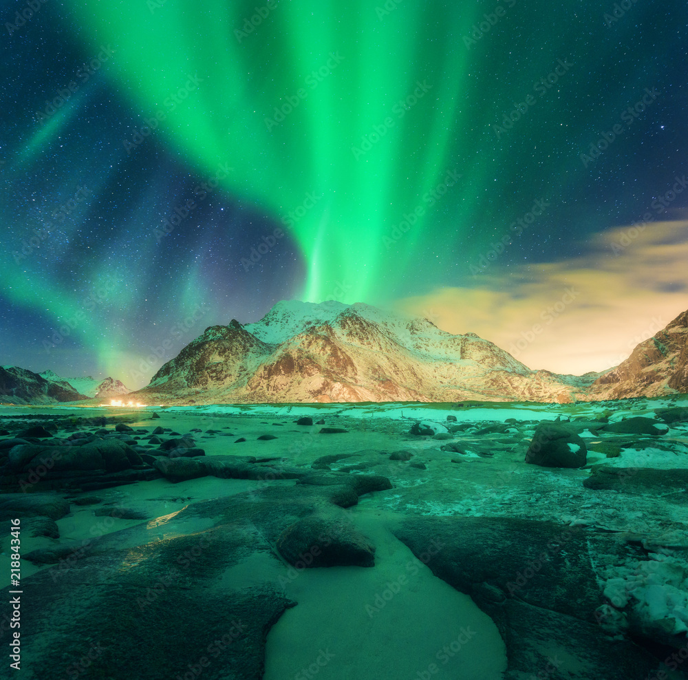 雪山上的极光。挪威罗弗敦群岛的北极光。带极光的星空