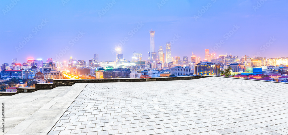 北京夜晚空旷的广场与现代城市天际线