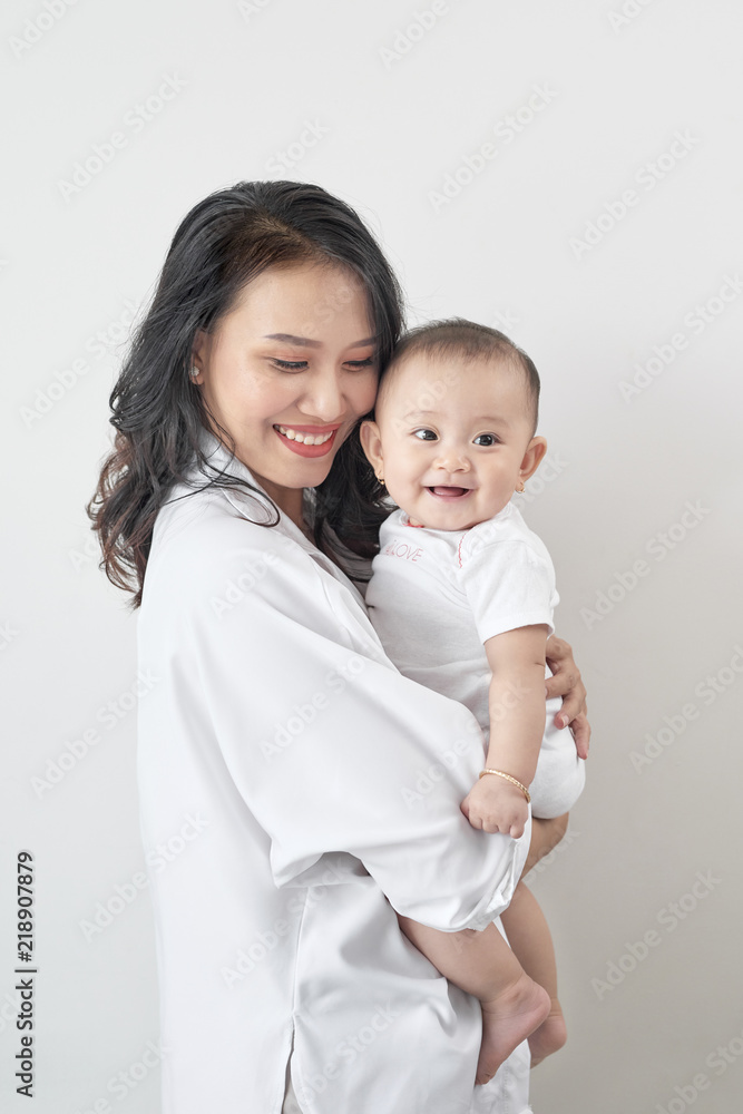 母性和生活方式概念。家里带着小婴儿微笑的年轻母亲