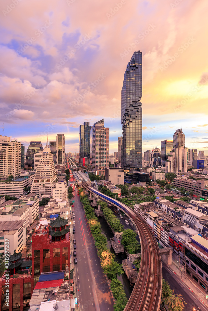 黄昏时分的曼谷商业区城市景观与摩天大楼，泰国