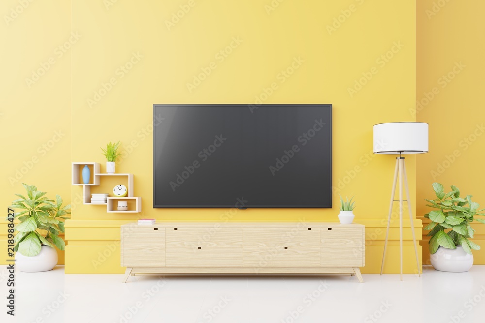 现代客厅橱柜上的电视，黄色墙壁背景上有灯、桌子、花卉和植物，3d re